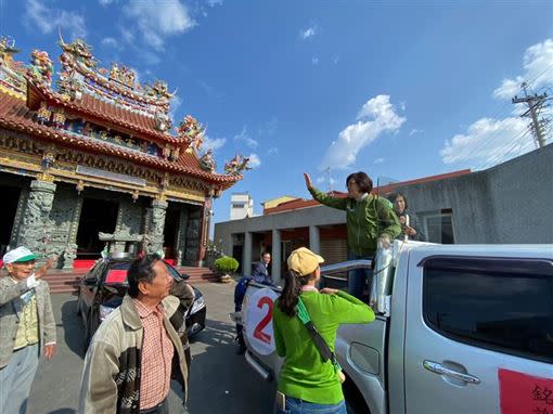 蘇治芬向鄉親致意。（圖／翻攝自蘇治芬臉書）