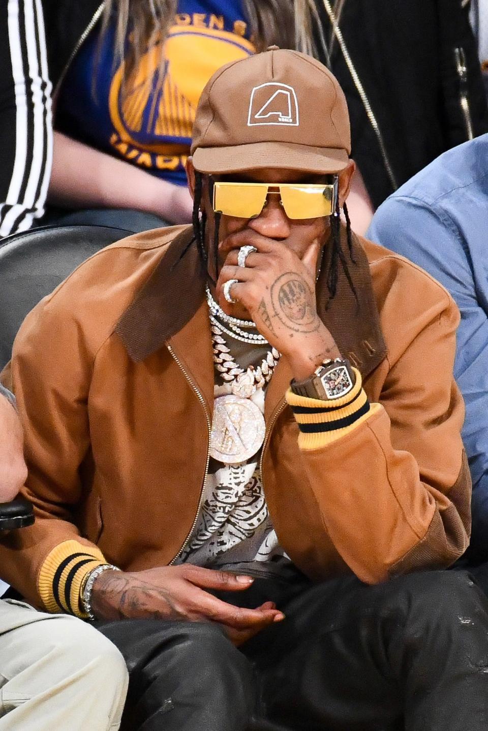 <h1 class="title">Celebrities At The Los Angeles Lakers Game</h1><cite class="credit">Allen Berezovsky</cite>