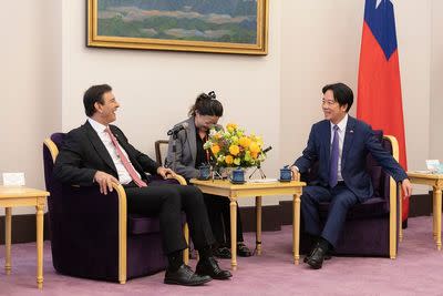 圖片：副總統賴清德今天在總統府接見巴拉圭參議院議長歐斐拉、參議院第二副議長阿瓦倫加（另譯：阿瓦蓮嘉）及參議員狄亞士（另譯：迪亞斯）一行人，雙方並座談交流（總統府提供）