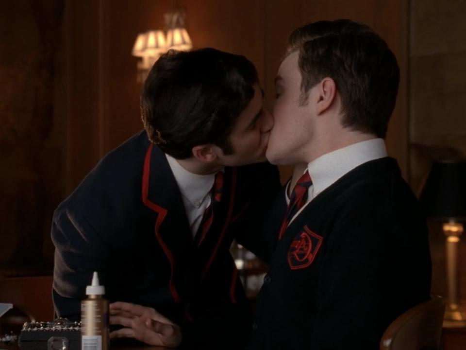 kurt blaine glee first kiss