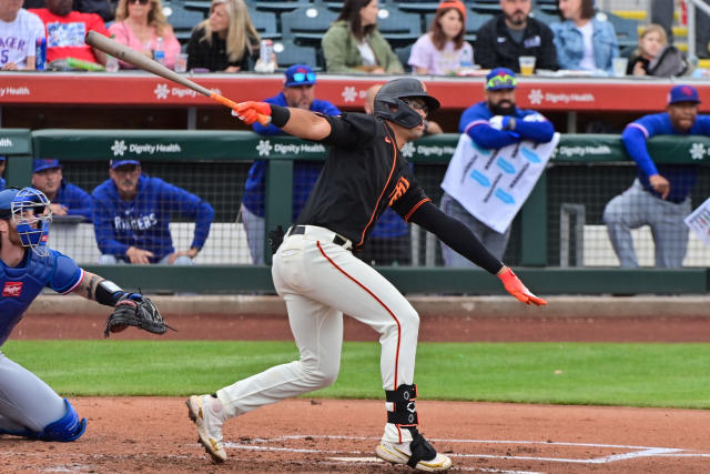 San Francisco Giants' Barry Bonds flies out to right field in the