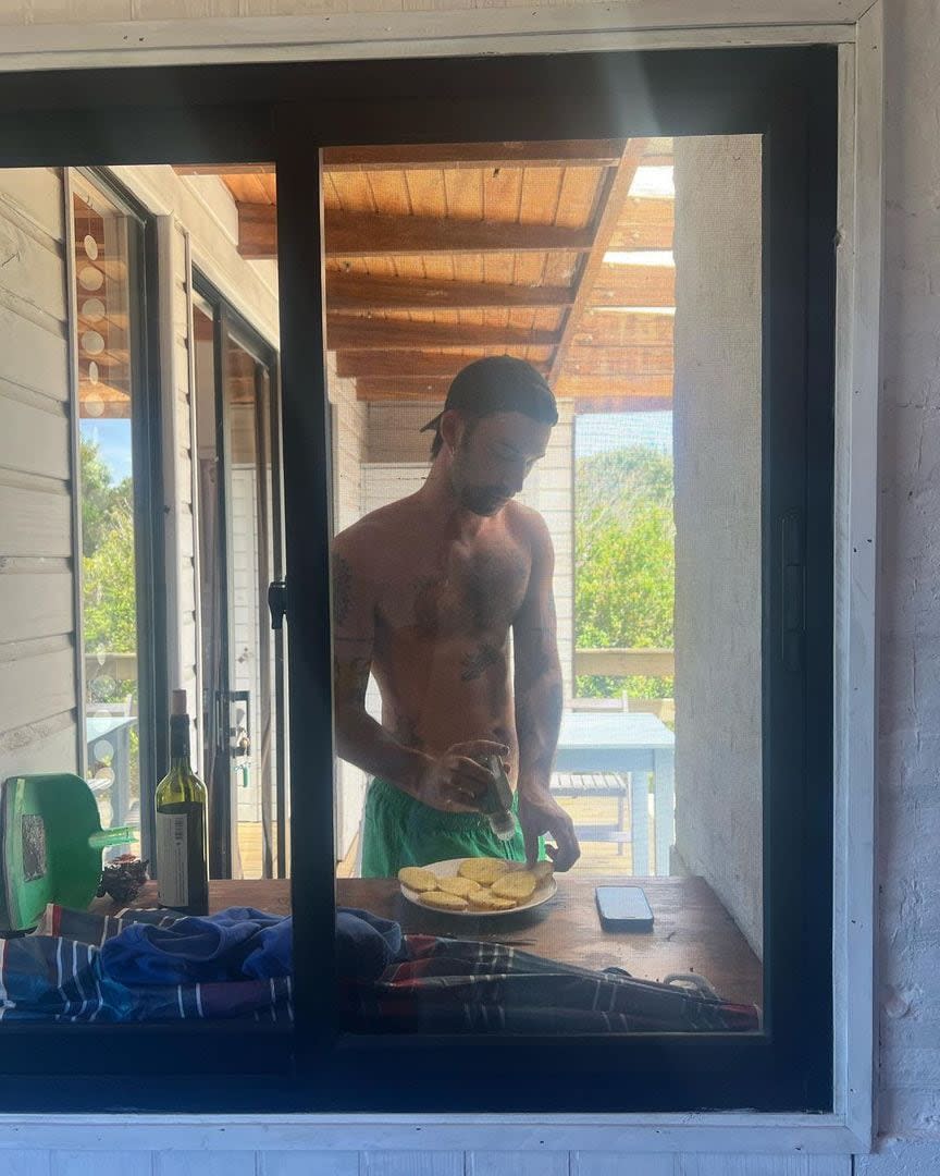 Lali Espósito mostró a Pedro Rosemblat cocinándole (Foto: Instagram/@lali)