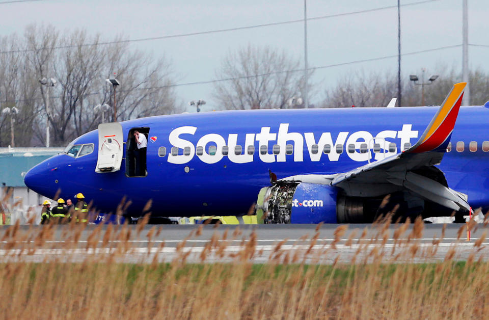 Etwa 20 Minuten nach der Explosion konnte das Flugzeug sicher in Philadelphia notgelandet werden. (Bild: David Maialetti/The Philadelphia Inquirer via AP Photo)