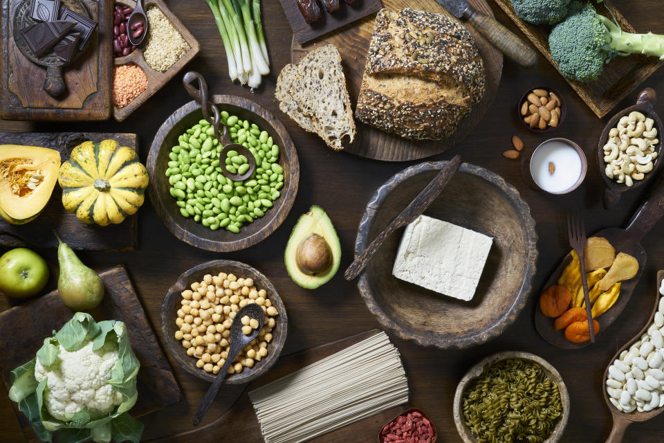 Comida vegana saludable que incluye frutas, verduras, tofu y frijoles. (Foto: Getty)