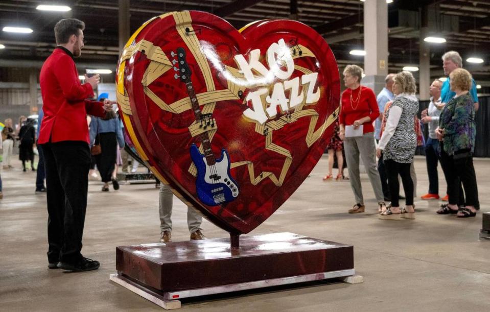 “Jazzed About KC Jazz” by artist Kobi Nolan is one of 40 hearts that make up the 2023 season of The Parade of Hearts. Nick Wagner/nwagner@kcstar.com