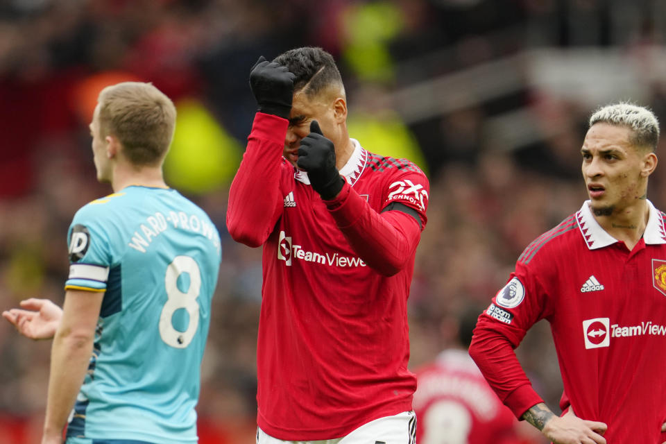 El volante del Manchester United Casemiro tras ser expulsado en el partido contra Southampton en la Liga Premier inglesa, el domingo 12 de marzo de 2023, en Manchester. (AP Foto/Jon Super)