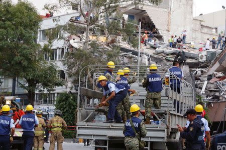 Unos socorristas llegando a la zona afectada por un sismo en Ciudad de México, sep 19, 2017. REUTERS/Carlos Jasso