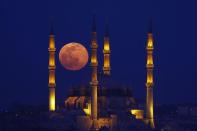 <p>La pleine lune du 27 février 2021, derrière la mosquée Selimiye d'Edirne, en Turquie. </p>