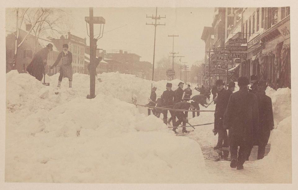 Intersection of Main Street and Mulberry Street looking south down Main Street in Hartford, Conn. 