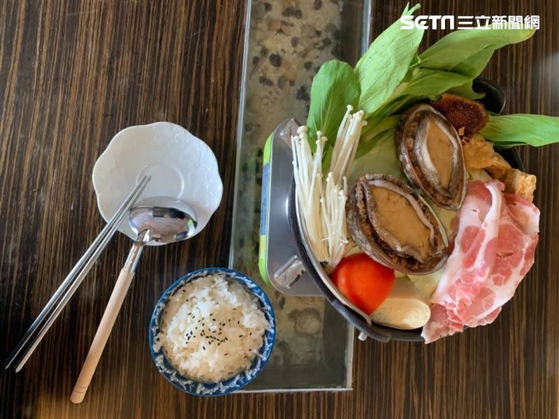 餐廳「靠海生活」的貢寮鮑火鍋（圖／新北市農業局提供）