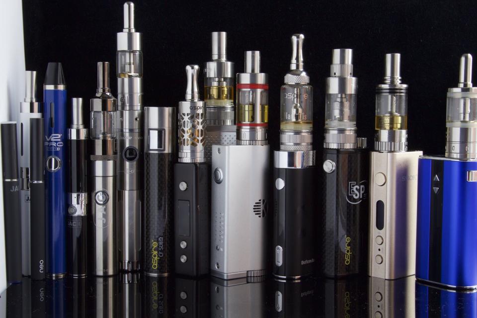 <span class="caption">E cigarettes stylo, Vape, vapoteuse… Le marché de la cigarette électronique a explosé, en termes de produits et de bénéfices.</span> <span class="attribution"><span class="source">Ecig Click / Flickr</span>, <a class="link " href="http://creativecommons.org/licenses/by-sa/4.0/" rel="nofollow noopener" target="_blank" data-ylk="slk:CC BY-SA;elm:context_link;itc:0;sec:content-canvas">CC BY-SA</a></span>