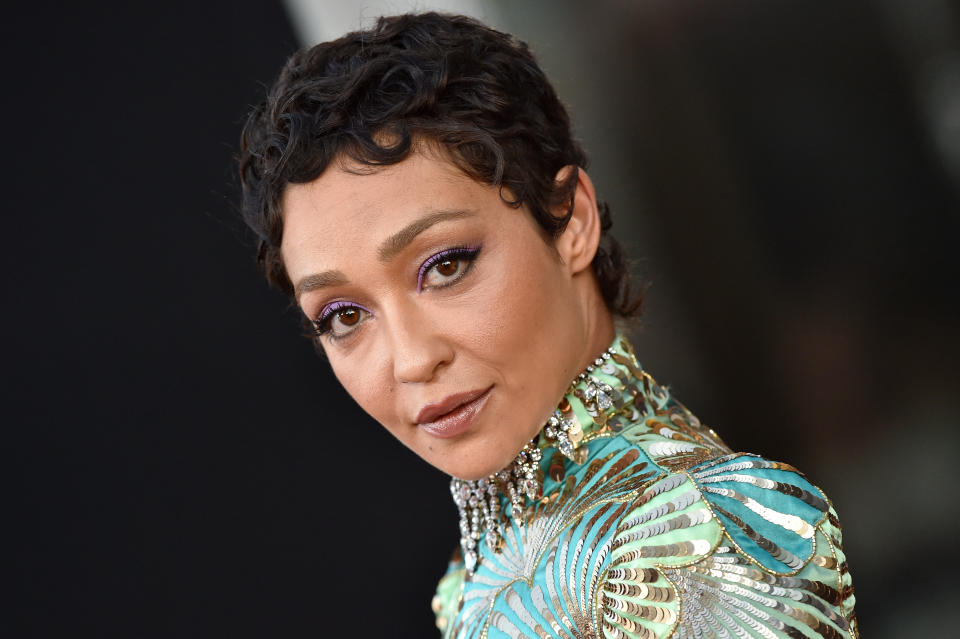 La actriz Ruth Negga demuestra que el pixie con textura va bien incluso con el cabello rizado. Foto: Axelle/Bauer-Griffin/FilmMagic