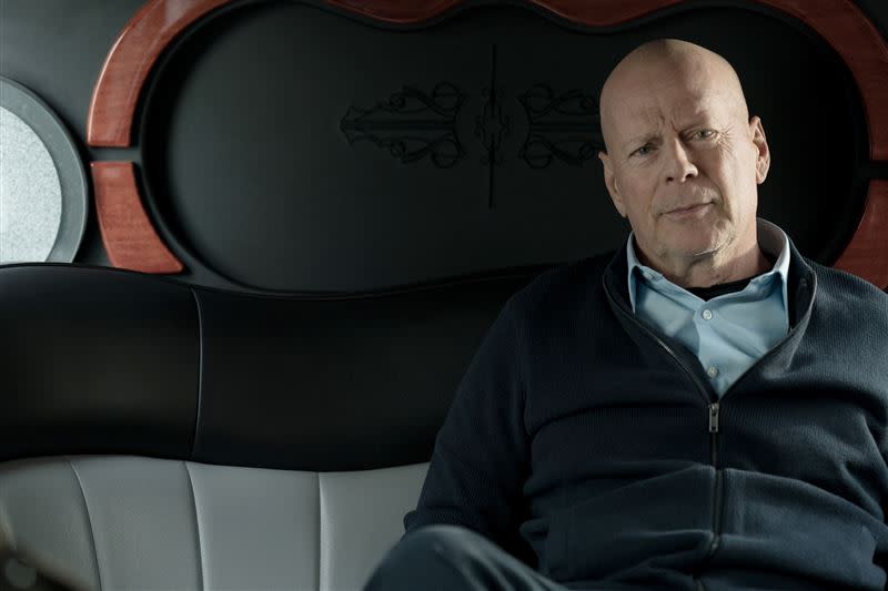 布魯斯威利（Bruce Willis）近日因為配戴口罩進入藥局遭趕出門。（圖／采昌提供）