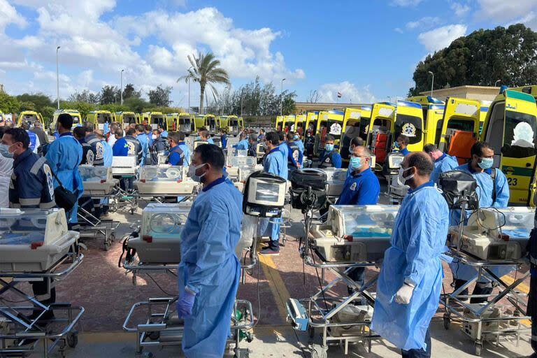 Médicos egipcios esperan con incubadoras para recibir a bebés prematuros palestinos evacuados de Gaza en el lado egipcio del paso fronterizo de Rafah con la Franja de Gaza, el 20 de noviembre de 2023, en medio de los combates en curso entre Israel y el grupo militante Hamas.