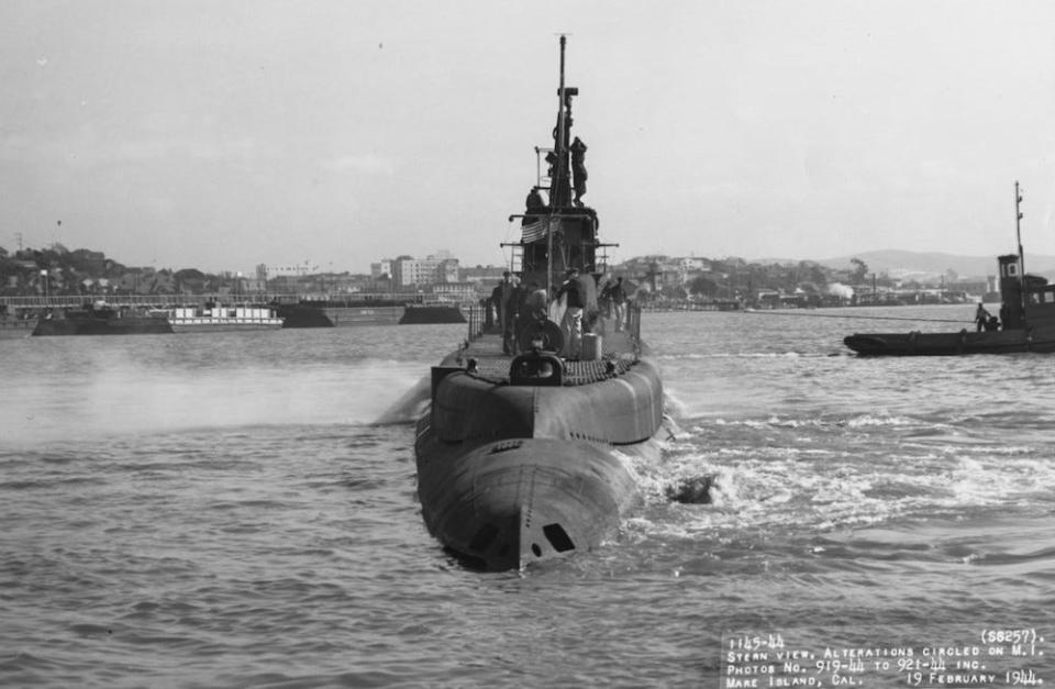 A black-and-white image of the USS Harder on February 1944, viewed from the stern.