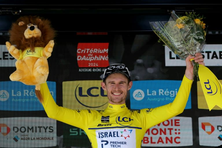 Le Canadien Derek Gee, coureur de l'équipe Israel-Premier Tech, célèbre sa victoire lors de la troisième étape de la 76e édition du Dauphiné, entre Celles-sur-Durolle et Les Estables, dans le centre de la France, le 4 juin 2024 (Thomas SAMSON)