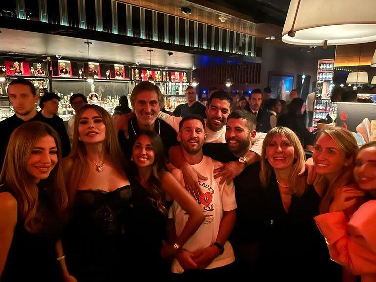 Sofía Vergara se tomó una foto con Leo Messi y Anto Roccuzzo en un bar de Miami