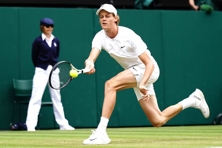 El italiano Jannik Sinner en un partido ante Novak Djokovic en  Wimbledon 2022