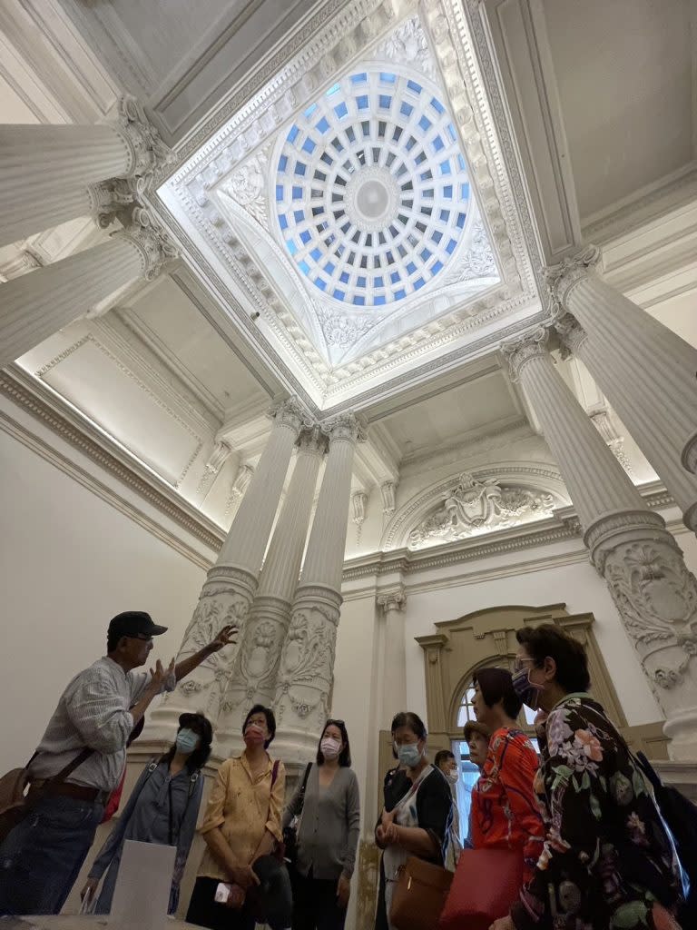 司法博物館的大廳，高聳的穹頂，繁複的廊柱，高度裝飾性，彰顯司法的神聖性。