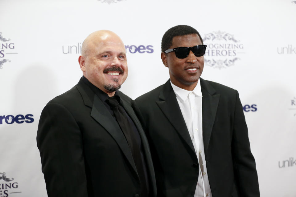 ARCHIVO - El productor musical Walter Afanasieff, galardonado con el premio Legacy, izquierda, y el artista Kenny Edmonds, también conocido como "Babyface", llegan a la cena y gala de premios Recognizing Heroes en el Hotel W Hollywood el 19 de octubre de 2013 en Los Ángeles. Afanasieff es coautor de “All I Want for Christmas is You”, una de las canciones navideñas más populares de la historia. (Foto Danny Moloshok/Invision/AP)