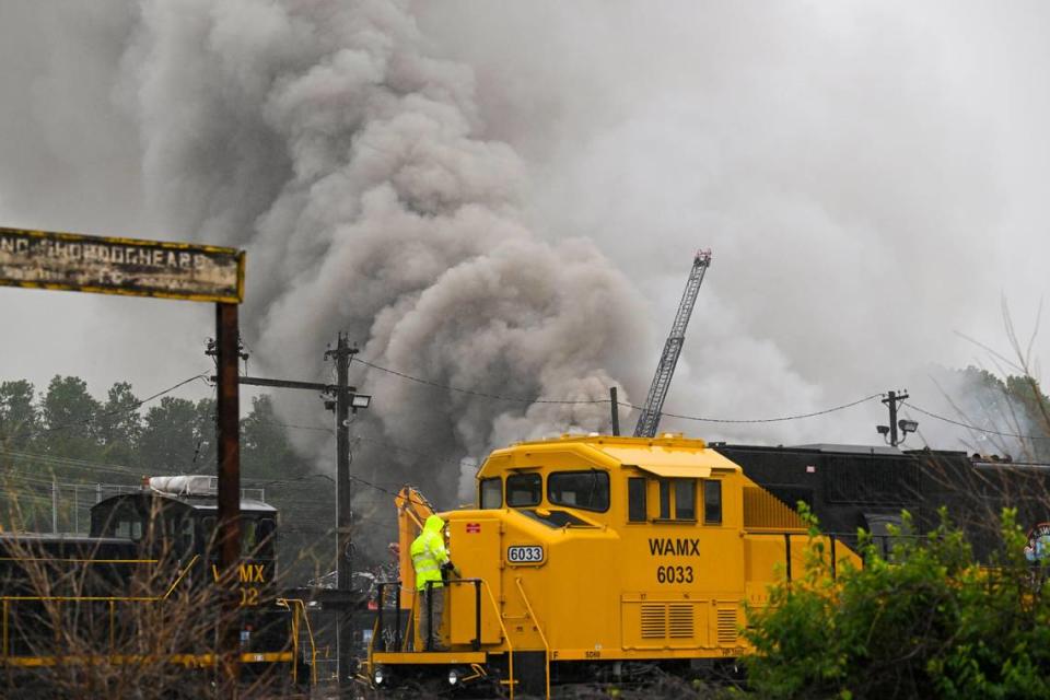 Humo sale de un gran incendio industrial en Advantage Metals Recycling, en 1153 South 12th Street, el 19 de mayo de 2023, en Kansas City, Kansas. Equipos del Departamento de Bomberos de Kansas City, Kansas, estaban en el lugar combatiendo las llamas.