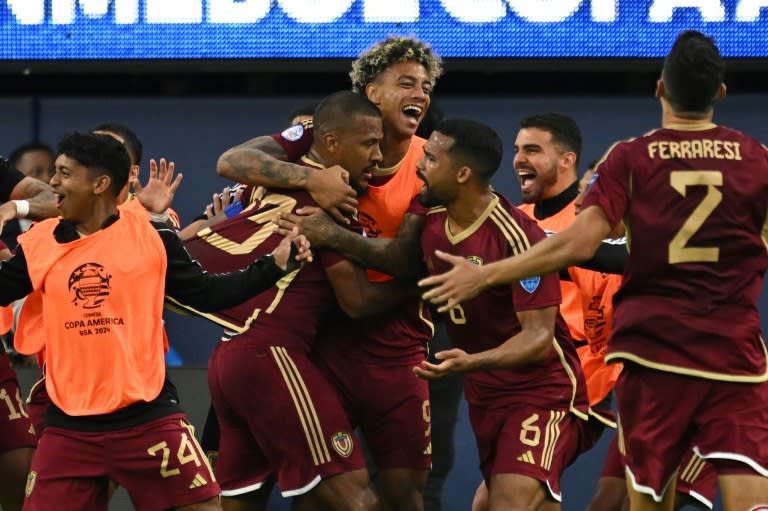 Salomón Rondón (3ro I) es felicitado por sus compañeros de Venezuela tras marcar un gol a México en la Copa América de Estados Unidos en Inglewood, California, el 26 de junio de 2024 (Patrick T. Fallon)