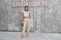 La <em>influencer </em>de los ocho millones de seguidores combinó un <em>crop top</em> y pantalones cargo de Alberta Ferretti para asistir al desfile. (Foto: Jacopo Raule / Getty Images)