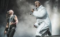 Ja, Rammstein. Im ersten Moment mag man sich wundern, aber ganz im Ernst: Den Namen Rammstein kennt man inzwischen auf der ganzen Welt, egal ob man Gitarrenmusik mag oder nicht, und das nicht erst seit gestern. Tokio, New York, Paris, Berlin, Moskau: Rammstein füllen überall auf der Welt die größten Stadien und liefern dort eine Show, wie man sie bei keiner anderen Band bekommt. (Bild: Avalon/PYMCA/Gonzales Photo/Nikolaj Bransholm/Getty Images)