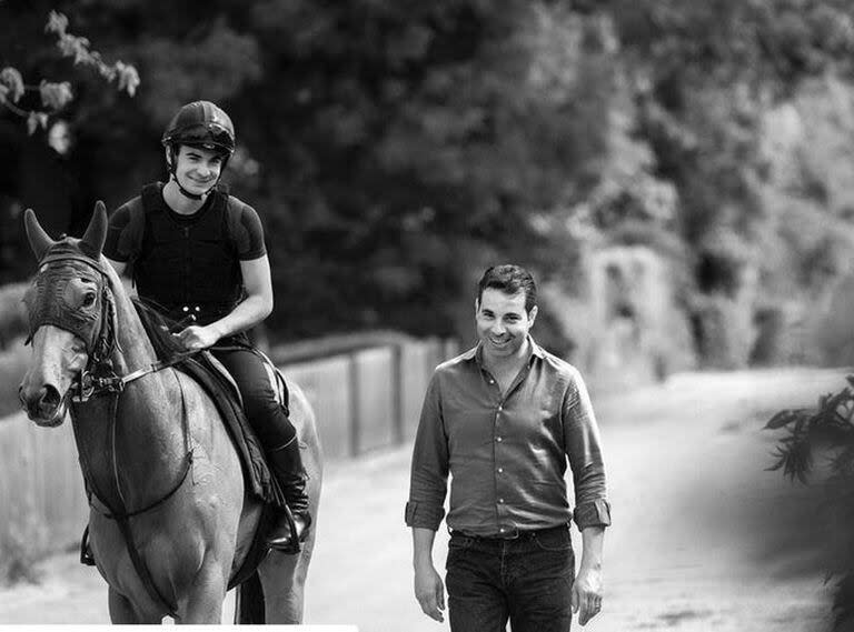 Stefano Cherchi, junto al entrenador Marco Botti, en una mañana de entrenamientos en Newmarket; el preparador compartió la foto en sus redes sociales tras la muerte.