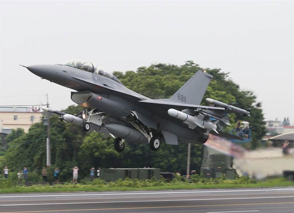 對於花蓮北區10日連續傳出4次爆炸巨響。國防部空軍司令部表示，該聲響並非F16演訓造成，將會配合相關單位調查。圖為國軍F-16戰機。（本報資料照片）