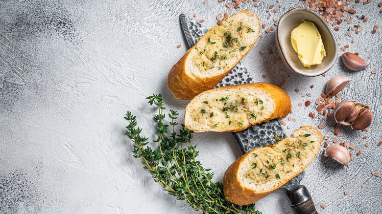 Overview of garlic bread slices and ingredients