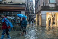 L'Amministrazione comunale di Venezia presenterà richiesta di stato di crisi alla Regione Veneto. Il sindaco Brugnaro: "Tutti i cittadini e le imprese raccolgano materiale utile a dimostrare i danni subiti con fotografie, video, documenti o altro nei prossimi giorni comunicheremo le modalità precise per la richiesta di contributo". Disposta intanto la chiusura delle scuole di Venezia e isole di ogni ordine e grado. (Photo by Giacomo Cosua/NurPhoto via Getty Images)