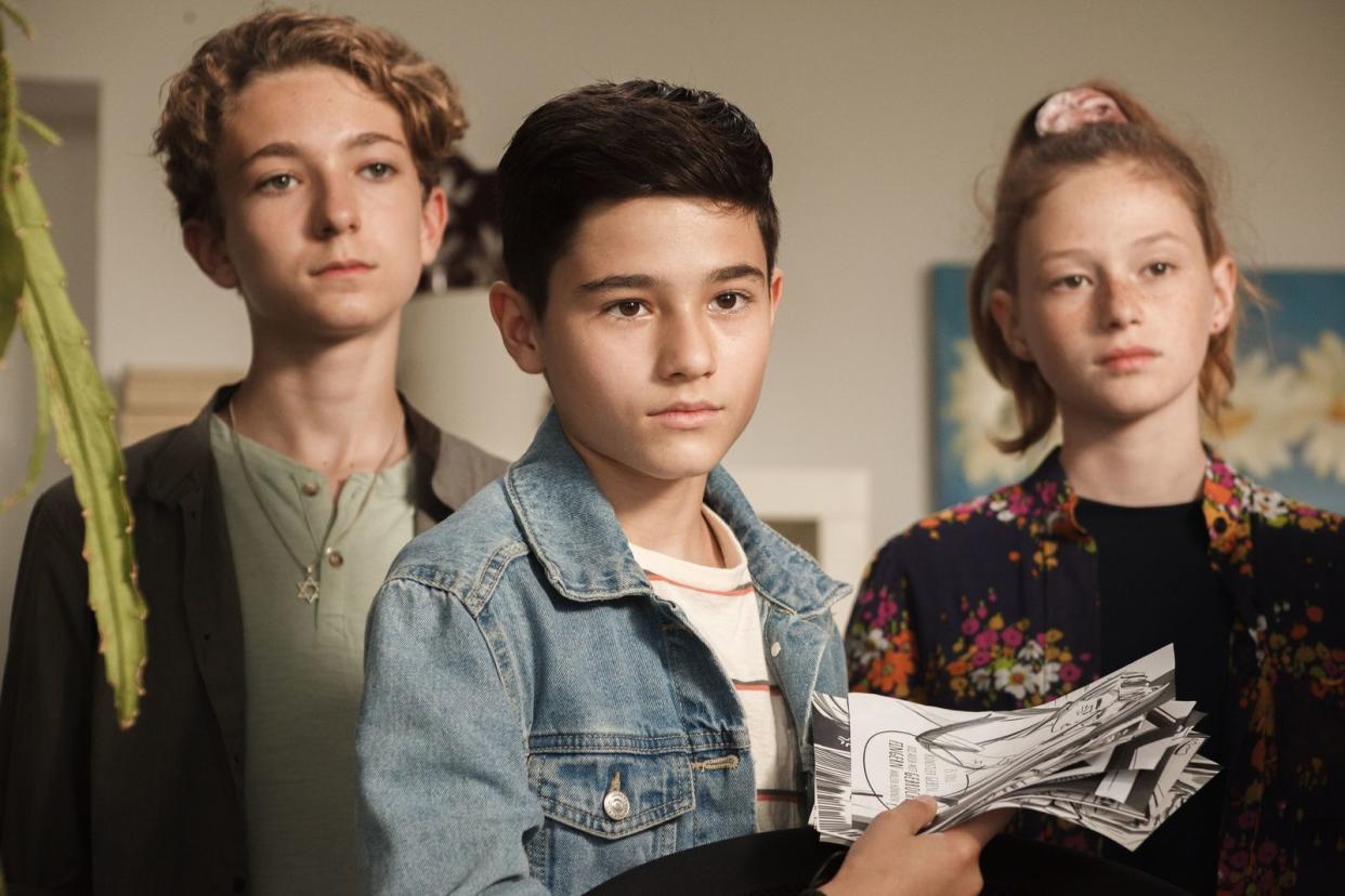 Benny (Louis Guillaume, links), Hamid (Mika Ullritz) und Charly (Nelly Hoffmann) kämpfen in der Drama-Serie "Völlig meschugge?!" gegen Diskriminierung an ihrer Schule. (Bild: ZDF / Christian Riebe)