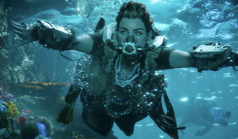 Aloy swimming in the sea with a machine behind her