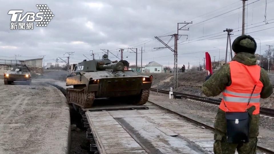 俄羅斯國防部釋出大批戰車透過鐵路、公路返回基地的畫面。（圖／達志影像歐新社）