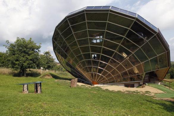 El 'Heliodome' <b>es una casa solar bioclimática, ubicada cerca de Estrasburgo</b>, en Francia. Está diseñada para seguir los movimientos del Sol y proveer sombra en verano y permitir la entrada del astro por los ventanales el resto del año. (REUTERS/Vincent Kessler). 