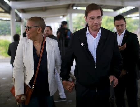 Portugal's Prime Minister and Social Democratic party leader Pedro Passos Coelho leaves a polling station with his wife after voting during the general election in Massama, on the outskirts of Lisbon, Portugal October 4, 2015. REUTERS/Hugo Correia