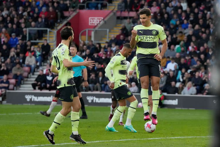 Julián Álvarez festeja un gol durante el partido que disputaron Southampton y Manchester City; aprovecha sus oportunidades