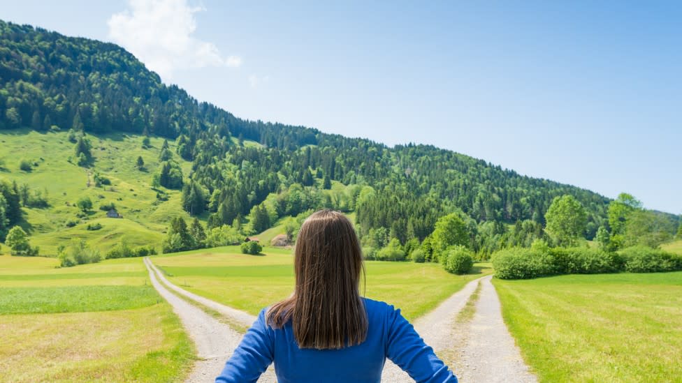 Mujer entre dos caminos