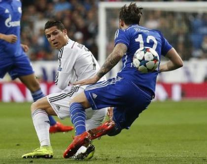  Ronaldo durante una jugada con Marco Hoger en el partido de octavos de Champions ante el Schalke 04, el 10 de marzo de 2015. REUTERS/Susana Vera