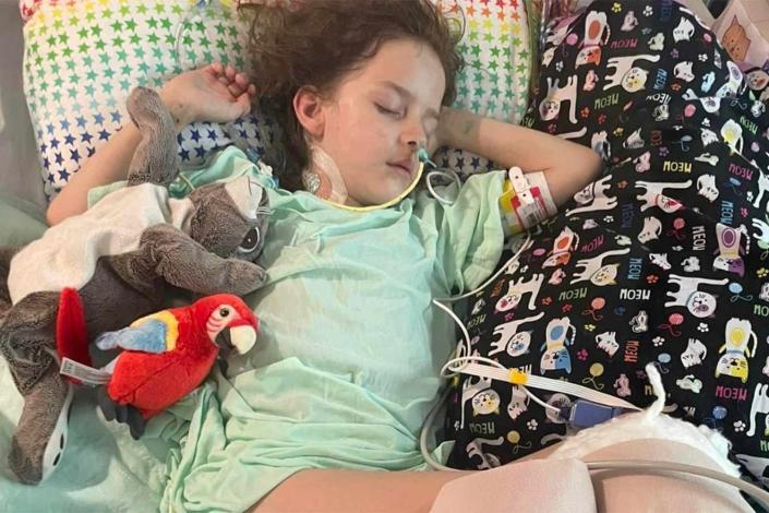 Une fillette de 6 ans hospitalisée après que la sangle avec laquelle elle jouait alors qu’elle roulait dans un camion lui a « coupé les pieds »