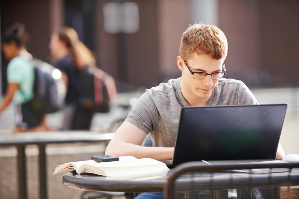 Un estudiante con un computador (Getty Creative). 