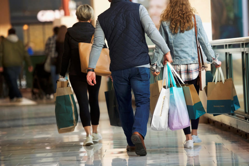 Pembeli membawa tas barang dagangan yang dibeli di King of Prussia Mall, ruang perbelanjaan ritel terbesar di Amerika Serikat, di King of Prussia, Pennsylvania, AS, 8 Desember 2018. REUTERS/Mark Makela