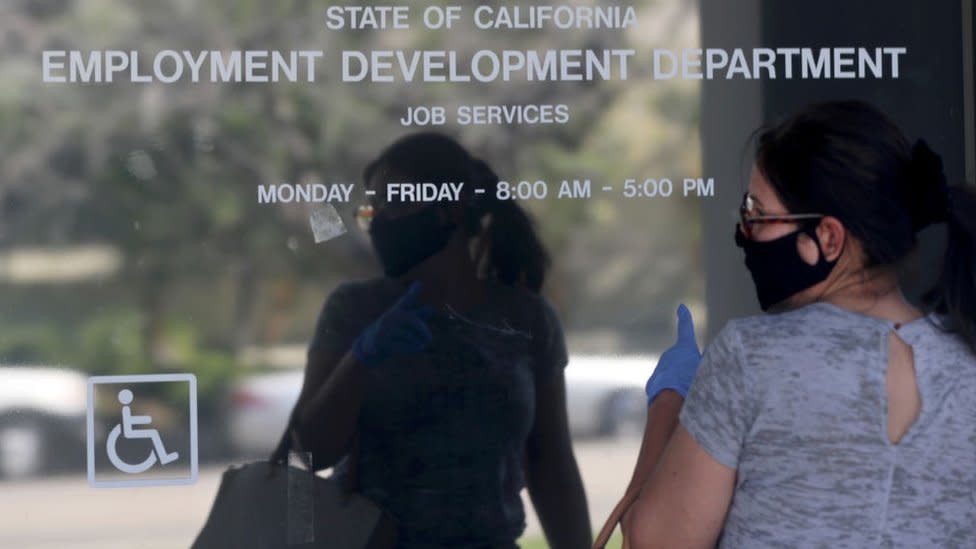 Una mujer a las afueras de la oficina de empleo en California.