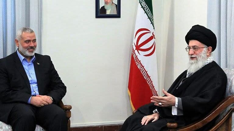 El líder de Hamas, Ismail Haniyeh, junto al líder supremo iraní Alí Khamenei, reunidos en Teherán en junio pasado
