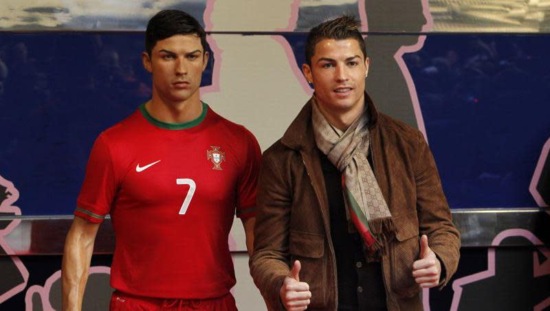 Cristiano Ronaldo con su figura de cera. Foto:Le Figaro