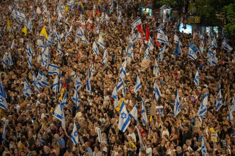 Family, friends and supporters of Israeli hostages taken by Hamas in Gaza take part in a protest outside the Kyria military headquarters in Tel Aviv. Ilia Yefimovich/dpa