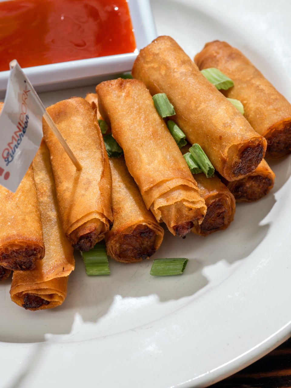 Rollitos lumpia Shanghái hechos con OmniPork, un alimento de origen vegetal que se parece al Spam, en el restaurante Chef Reina, en Brisbane, California, el 5 de agosto de 2021. (Kelsey McClellan/The New York Times)