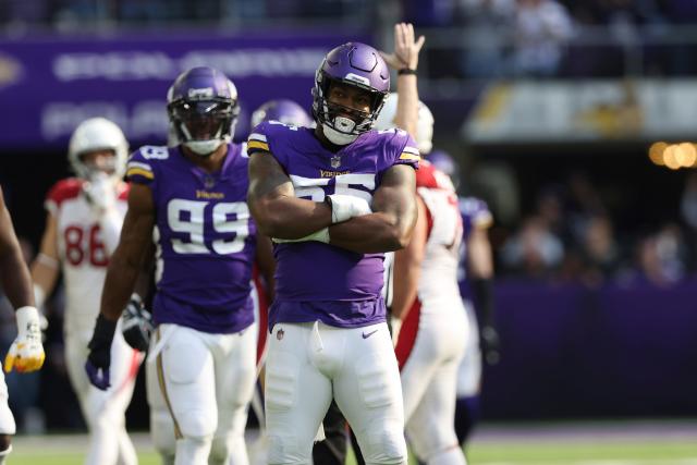 Minnesota Vikings linebacker Za'Darius Smith takes the field