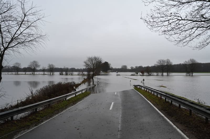 View of the flood area, after the river Ems burst its banks, the water stands on many flat areas in the district of Emsland. Lars Penning/dpa